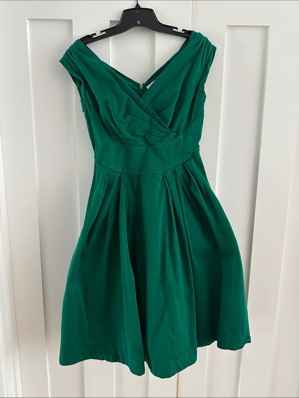 Elegant Emerald Green V-Neck Midi Dress
